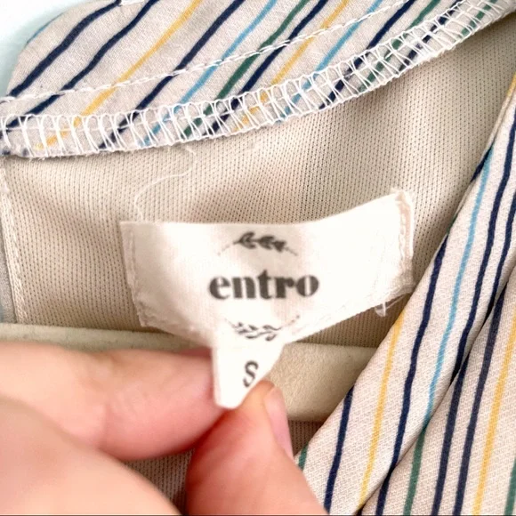 Entro Dress with Vintage Vibe Open Shoulder and Island Floral Detail at the Hem - Picture 6 of 10